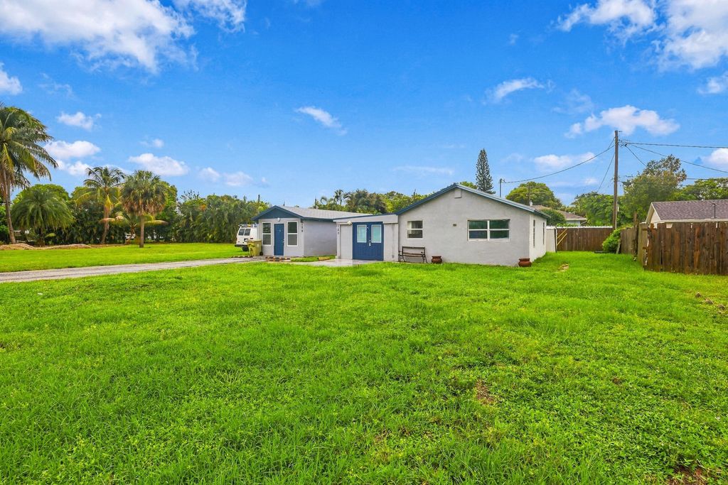 120 Pleasant Place 2, Palm Springs, FL 33461