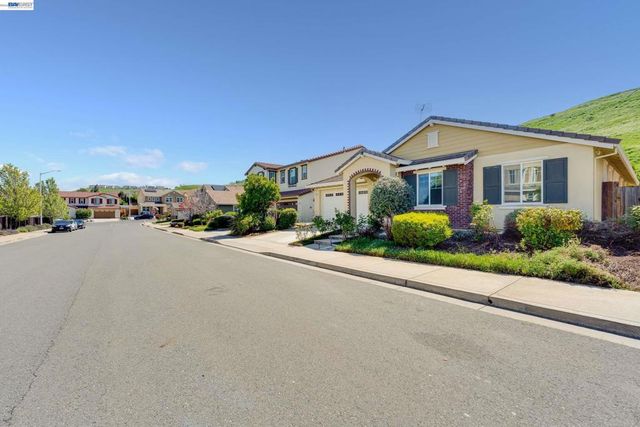 2904 Hanauma Bay Dr., Pittsburg, CA 94565