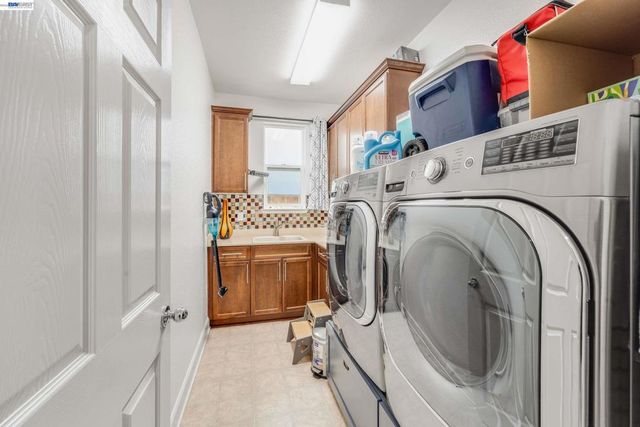 2904 Hanauma Bay Dr., Pittsburg, CA 94565