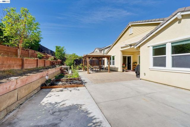 2904 Hanauma Bay Dr., Pittsburg, CA 94565