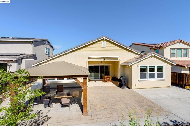 2904 Hanauma Bay Dr., Pittsburg, CA 94565