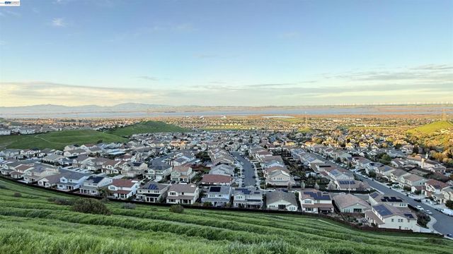 2904 Hanauma Bay Dr., Pittsburg, CA 94565