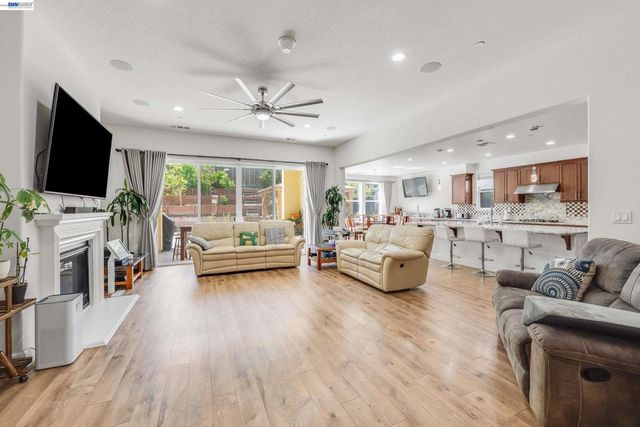 2904 Hanauma Bay Dr., Pittsburg, CA 94565