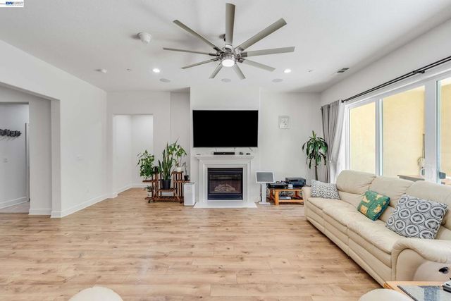 2904 Hanauma Bay Dr., Pittsburg, CA 94565