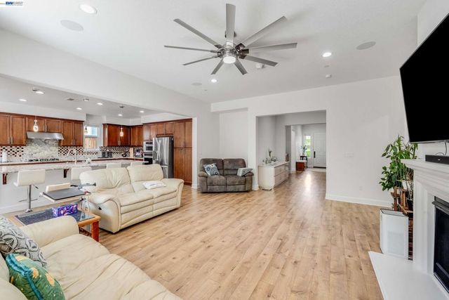 2904 Hanauma Bay Dr., Pittsburg, CA 94565