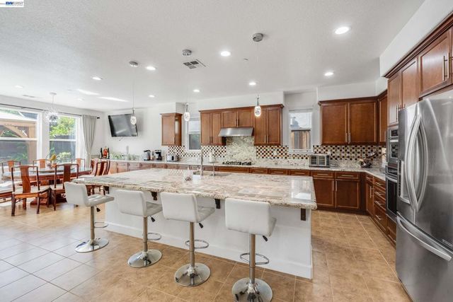 2904 Hanauma Bay Dr., Pittsburg, CA 94565