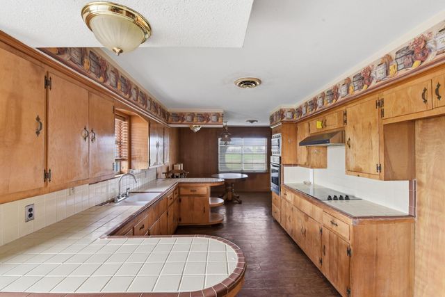 1839 W Henderson Rd, Angleton, TX 77515