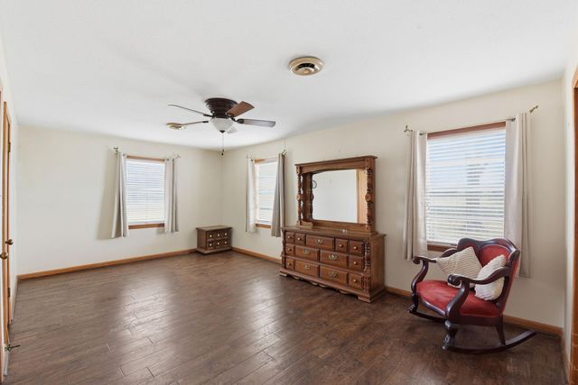 1839 W Henderson Rd, Angleton, TX 77515