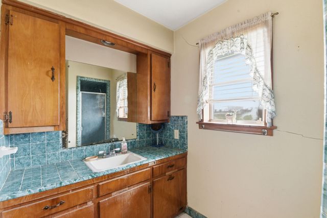 1839 W Henderson Rd, Angleton, TX 77515