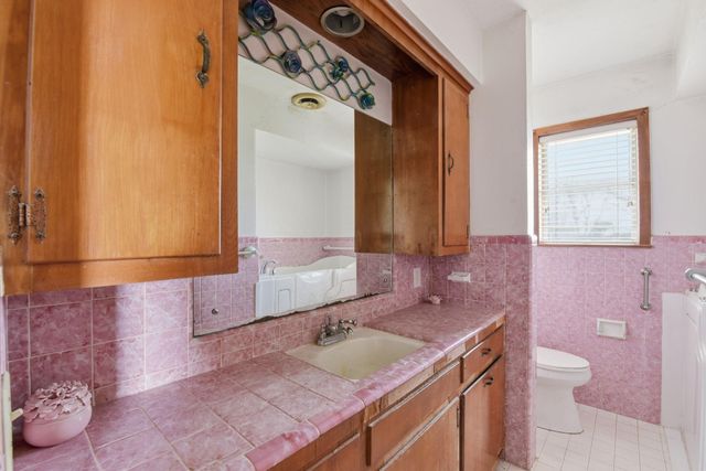 1839 W Henderson Rd, Angleton, TX 77515