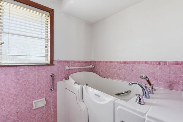 1839 W Henderson Rd, Angleton, TX 77515