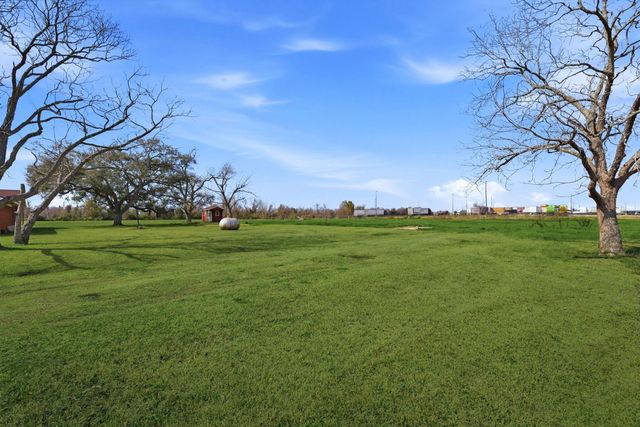 1839 W Henderson Rd, Angleton, TX 77515