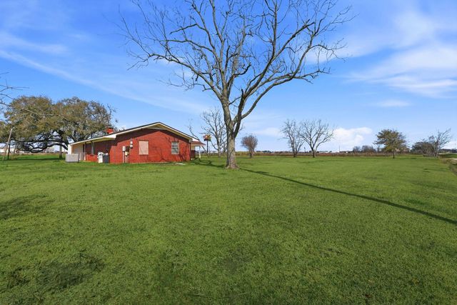 1839 W Henderson Rd, Angleton, TX 77515