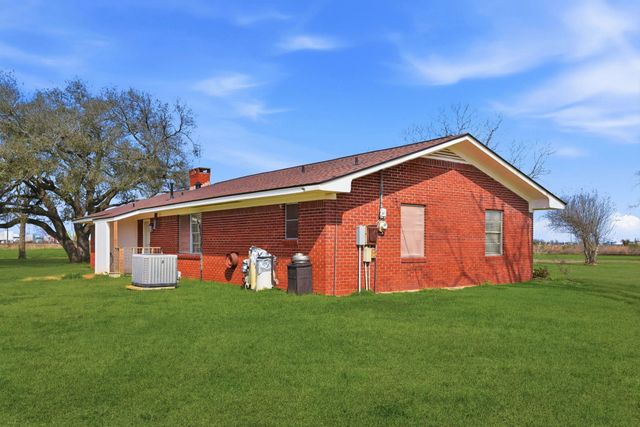 1839 W Henderson Rd, Angleton, TX 77515