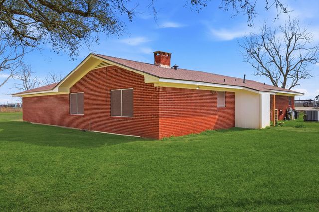 1839 W Henderson Rd, Angleton, TX 77515