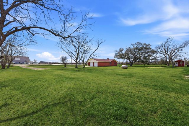 1839 W Henderson Rd, Angleton, TX 77515