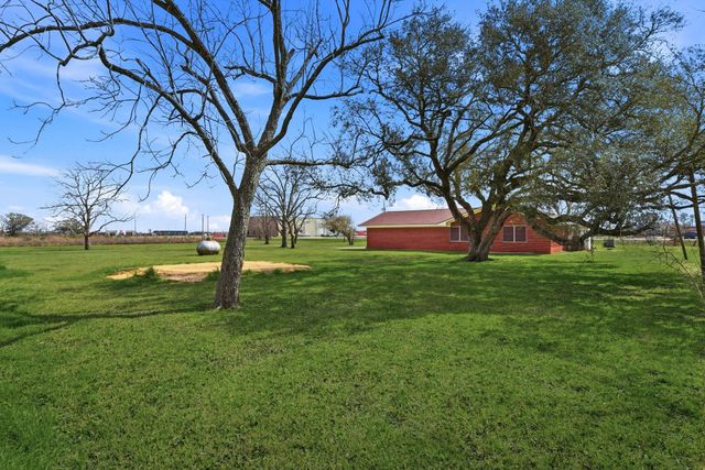 1839 W Henderson Rd, Angleton, TX 77515