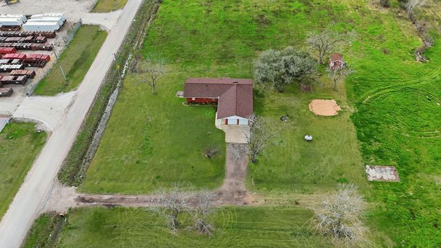 1839 W Henderson Rd, Angleton, TX 77515
