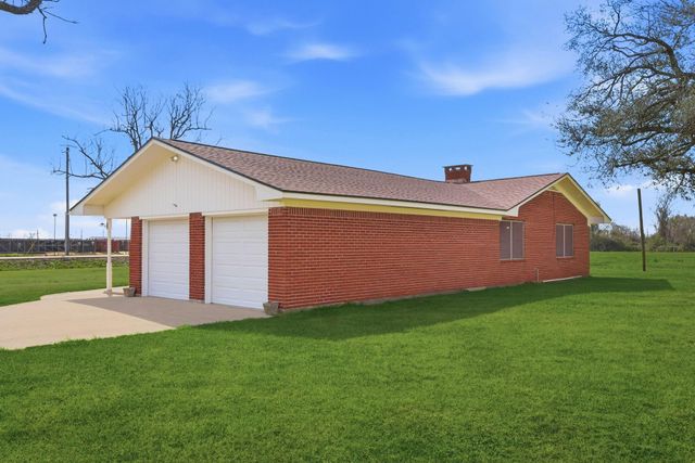 1839 W Henderson Rd, Angleton, TX 77515