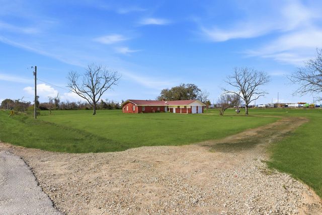 1839 W Henderson Rd, Angleton, TX 77515