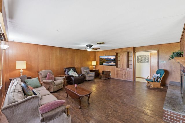 1839 W Henderson Rd, Angleton, TX 77515