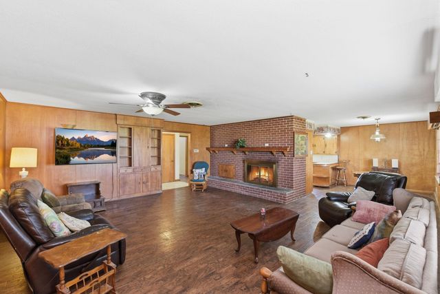 1839 W Henderson Rd, Angleton, TX 77515