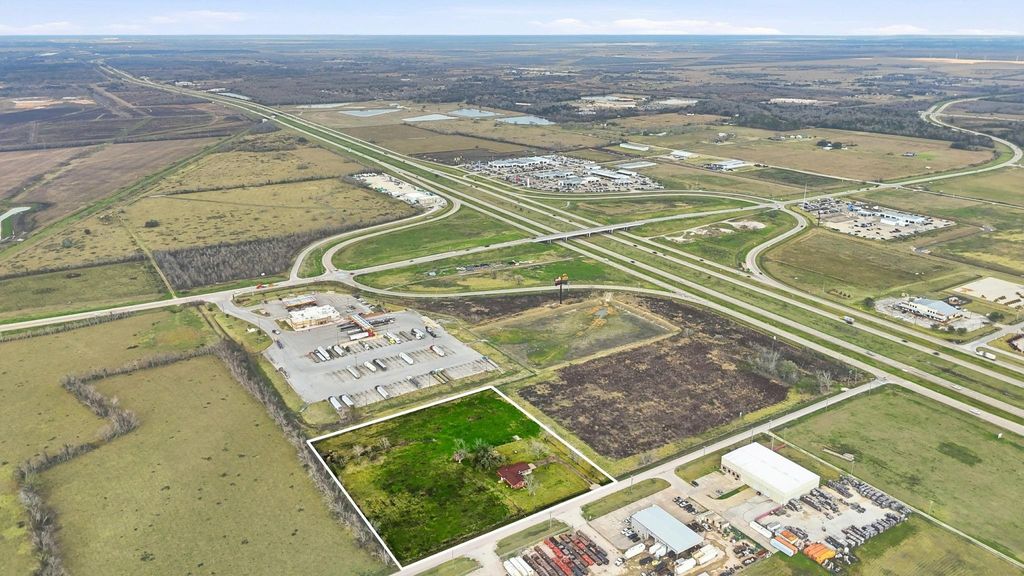 1839 W Henderson Rd, Angleton, TX 77515