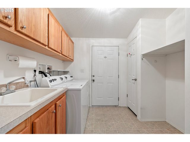 3220 CRESCENT Ave 3, Eugene, OR 97408