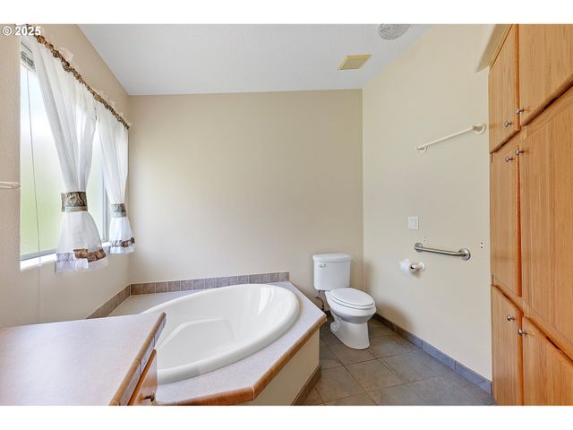 3220 CRESCENT Ave 3, Eugene, OR 97408