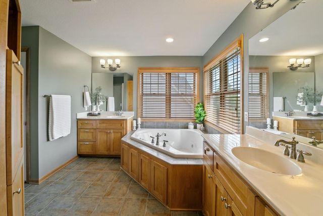 2297 Fieldstone Curve, Woodbury, MN 55129