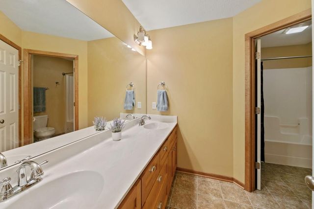 2297 Fieldstone Curve, Woodbury, MN 55129