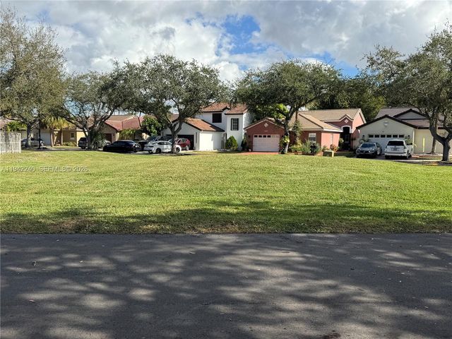 19720 NW 87th Pl, Hialeah, FL 33018