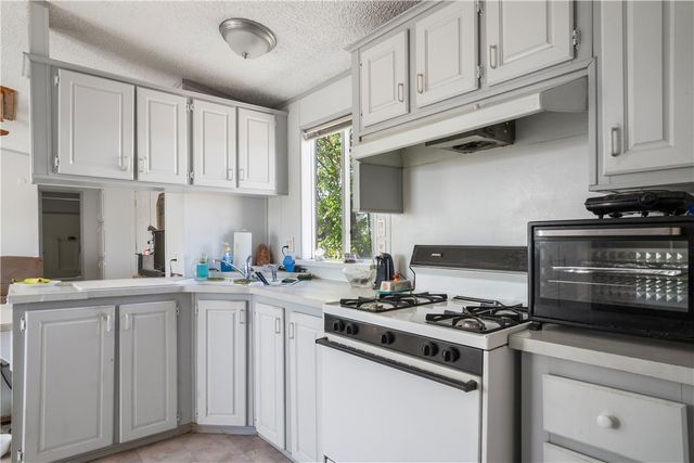 5202 W Brook Drive, Golden Valley, AZ 86413