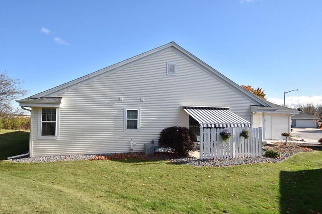 1875 Woodview CIRCLE, Port Washington, WI 53074