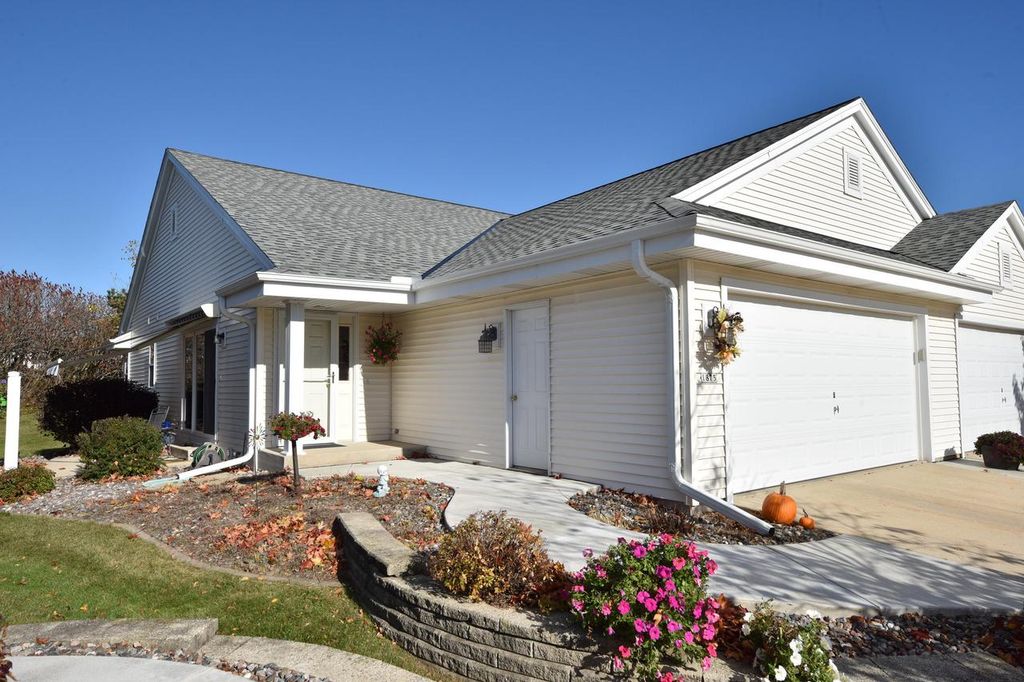 1875 Woodview CIRCLE, Port Washington, WI 53074