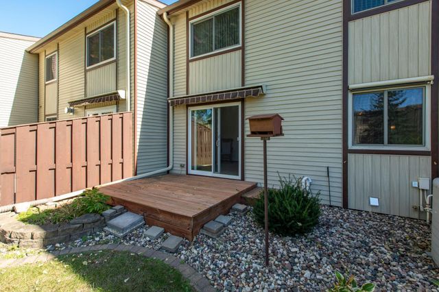 1654 Meadow Circle SE, Rochester, MN 55904