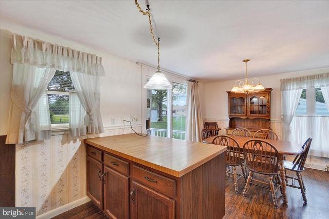 16 FOREST HILLS RD, Red Lion, PA 17356