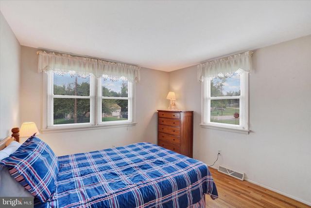 16 FOREST HILLS RD, Red Lion, PA 17356