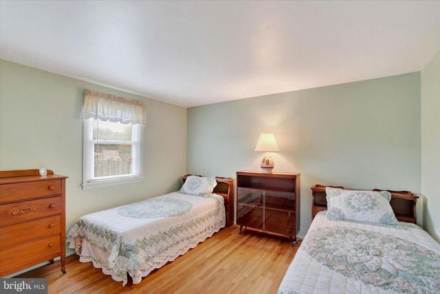 16 FOREST HILLS RD, Red Lion, PA 17356