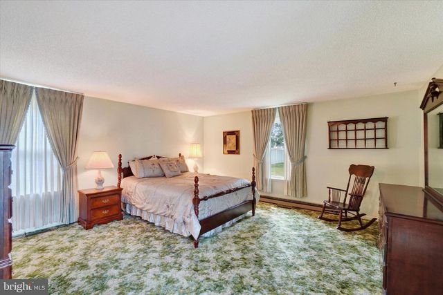 16 FOREST HILLS RD, Red Lion, PA 17356