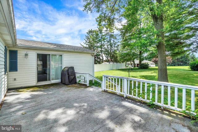 16 FOREST HILLS RD, Red Lion, PA 17356