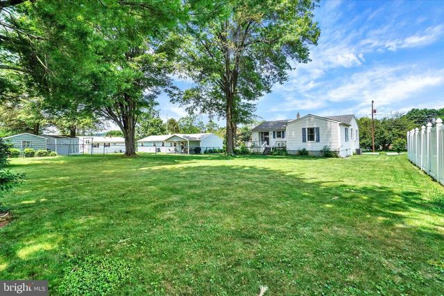 16 FOREST HILLS RD, Red Lion, PA 17356
