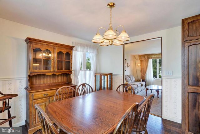 16 FOREST HILLS RD, Red Lion, PA 17356