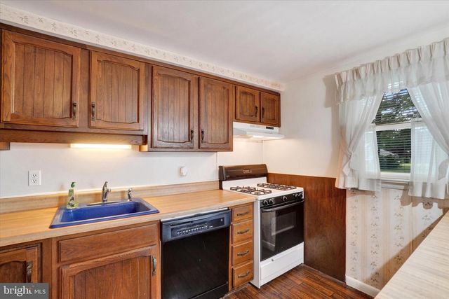 16 FOREST HILLS RD, Red Lion, PA 17356