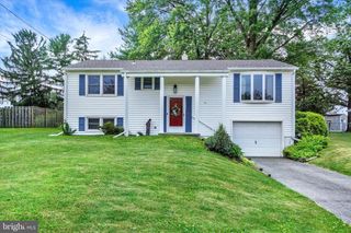 16 FOREST HILLS RD, Red Lion, PA 17356