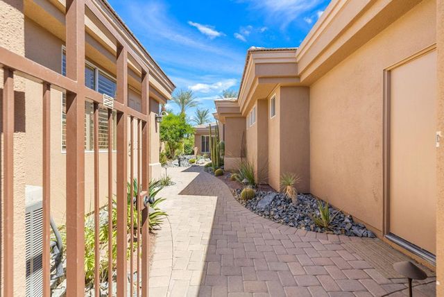 461 White Horse Trail, Palm Desert, CA 92211