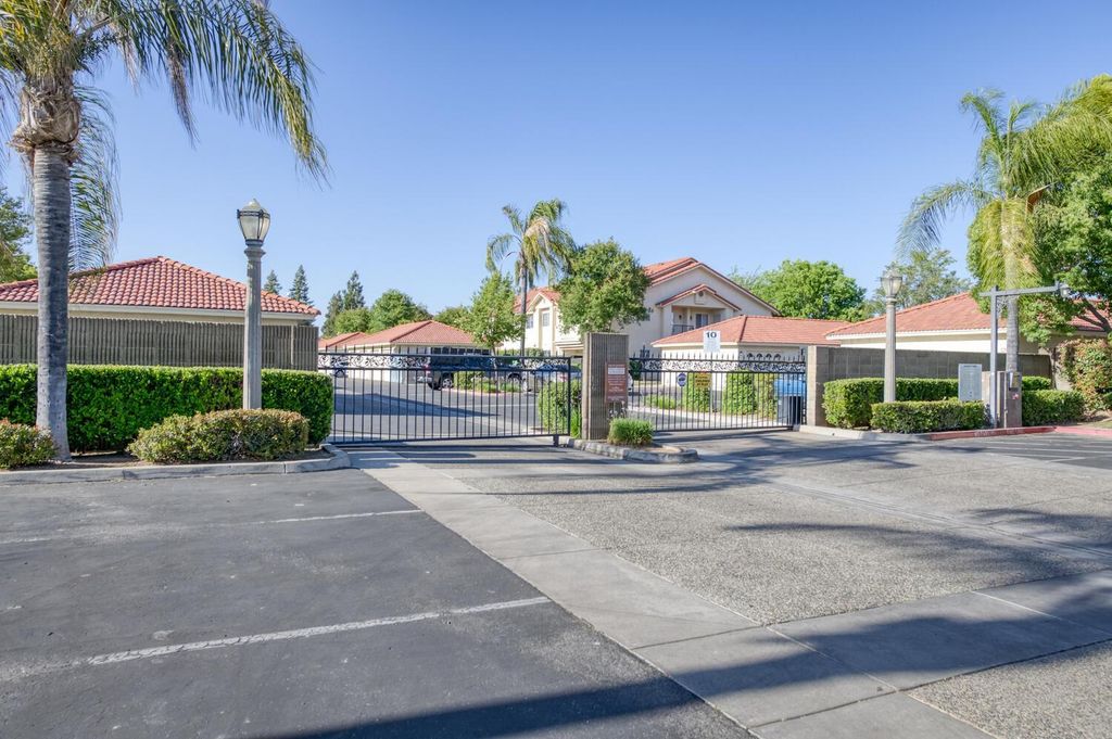 Image 6 of property listing at 1542 E Alluvial Avenue # 103, Fresno, CA 93720