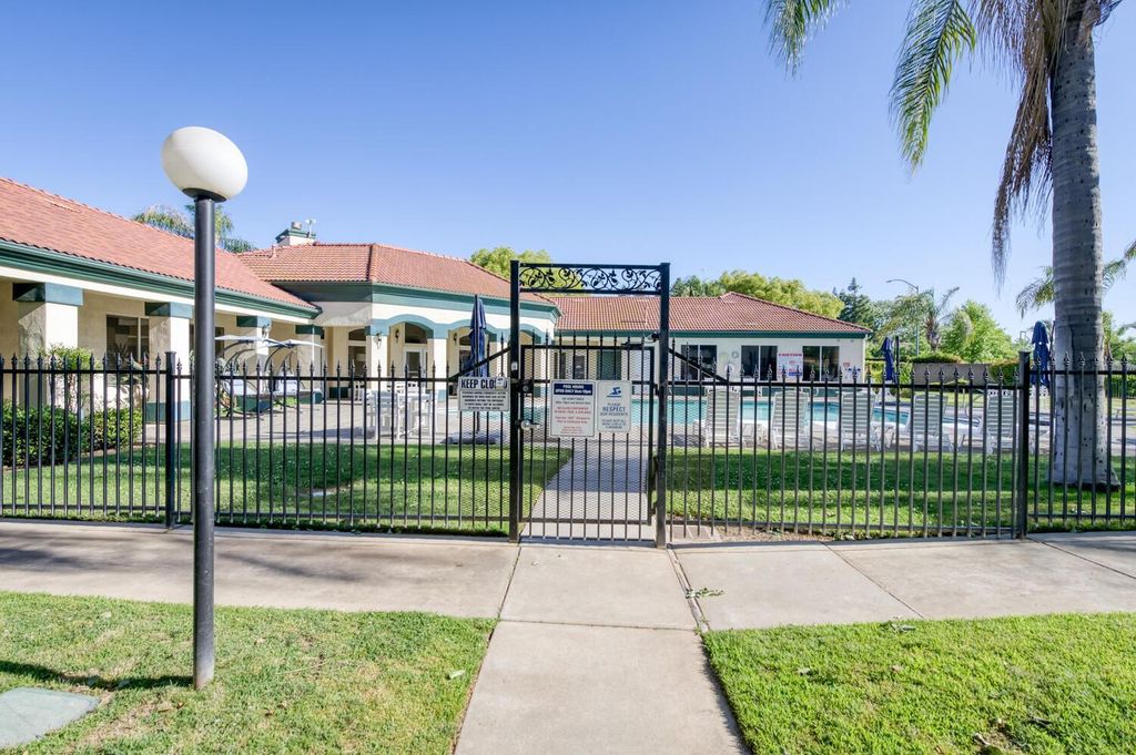 Image 8 of property listing at 1542 E Alluvial Avenue # 103, Fresno, CA 93720