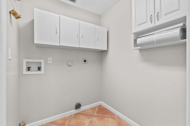 125 Saratoga Boulevard E, Royal Palm Beach, FL 33411