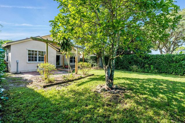 125 Saratoga Boulevard E, Royal Palm Beach, FL 33411
